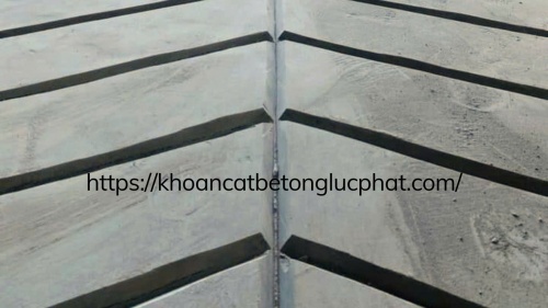 Cắt rãnh ram dốc chống trượt chũ V chuyên nghiệp, thẩm mỹ