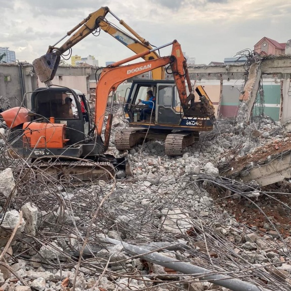 Phá dỡ công trình
